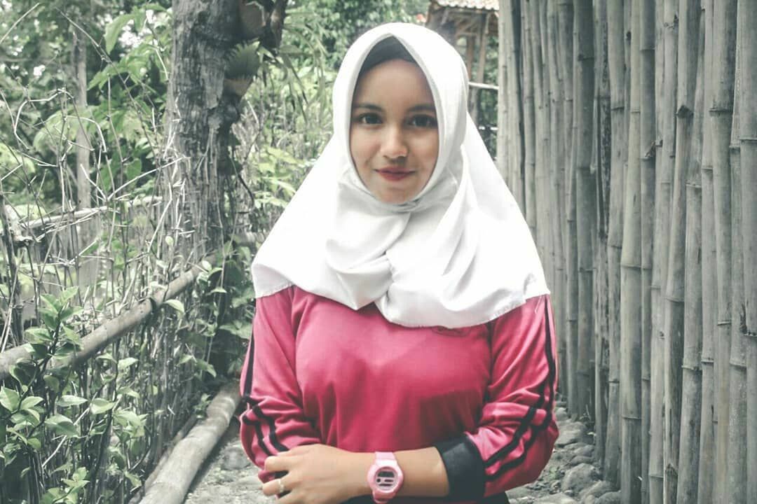 Top Abg Viral Terbaru cewek hijab yang menikmati ulekan dari posisi atas New Trending Top 2025 Global